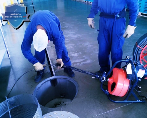 Equipe da desentupidora em Praia Grande usando equipamentos modernos para realizar serviços de desentupimento com maior qualidade e preço justo