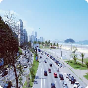 Desentupidora na Avenida Ayrton Senna da Silva em São Vicente